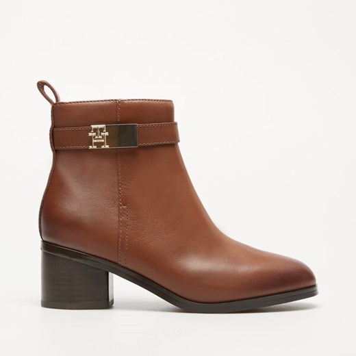 TOMMY HILFIGER TH LOGO MID HEEL BOOTIE ze sklepu Symbiosis w kategorii Botki - zdjęcie 175672347