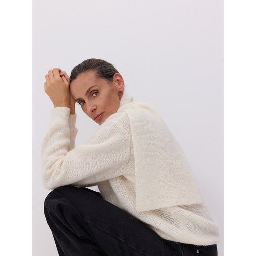 Sweter damski Reserved z okrągłym dekoltem 