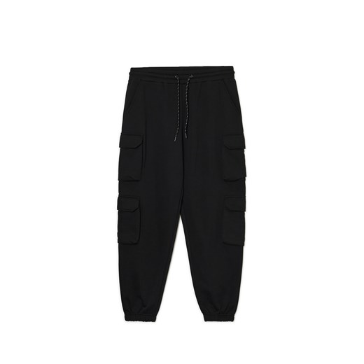 Cropp - Czarne dresowe joggery z kieszeniami cargo - czarny ze sklepu Cropp w kategorii Spodnie męskie - zdjęcie 175678299