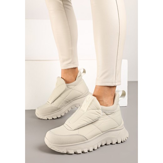 Jasnobeżowe Sneakersy na Grubej Podeszwie z Pikowaną Cholewką i Napisem Resisha ze sklepu born2be.pl w kategorii Buty sportowe damskie - zdjęcie 175720078