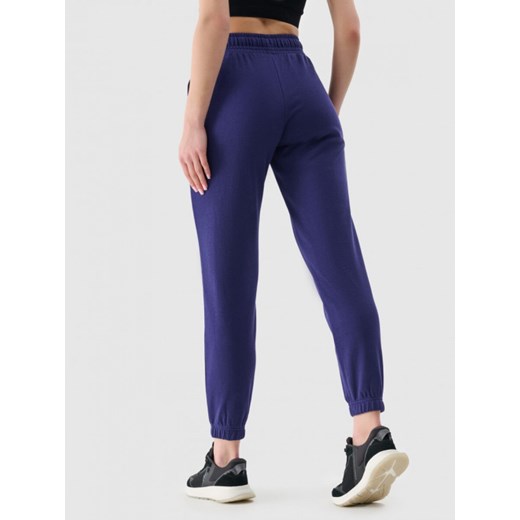 Damskie spodnie dresowe joggery 4F 4FWMM00TTROF1138 - granatowe ze sklepu Sportstylestory.com w kategorii Spodnie damskie - zdjęcie 175720478