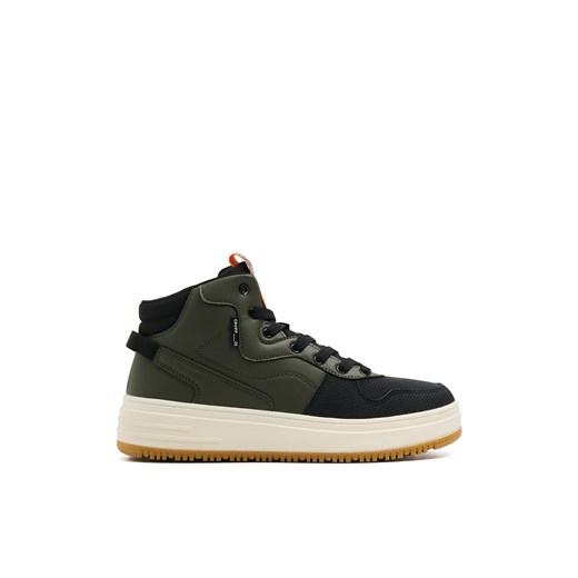 Cropp - Oliwkowe sneakersy na solidnej podeszwie - zielony ze sklepu Cropp w kategorii Buty sportowe męskie - zdjęcie 175721765