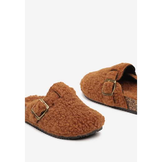 Brązowe Klapki na Grubej Podeszwie Ozdobione Futerkiem Typu Baranek i Klamrą 32 wyprzedaż born2be.pl