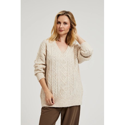 Dzianinowy sweter z dekoltem w serek beżowy ze sklepu Moodo.pl w kategorii Swetry damskie - zdjęcie 175731736