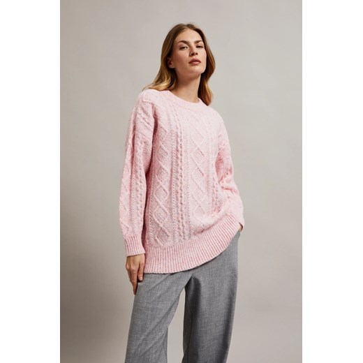 Sweter o luźnym fasonie różowy ze sklepu Moodo.pl w kategorii Swetry damskie - zdjęcie 175733319