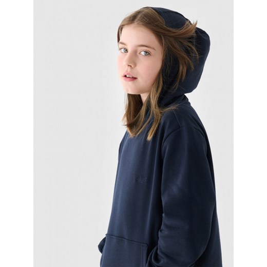 Dresowa bluza dziewczęca nierozpinana z kapturem 4F 4FJWMM00TSWSF1862 - granatowa ze sklepu Sportstylestory.com w kategorii Bluzy dziewczęce - zdjęcie 175733466