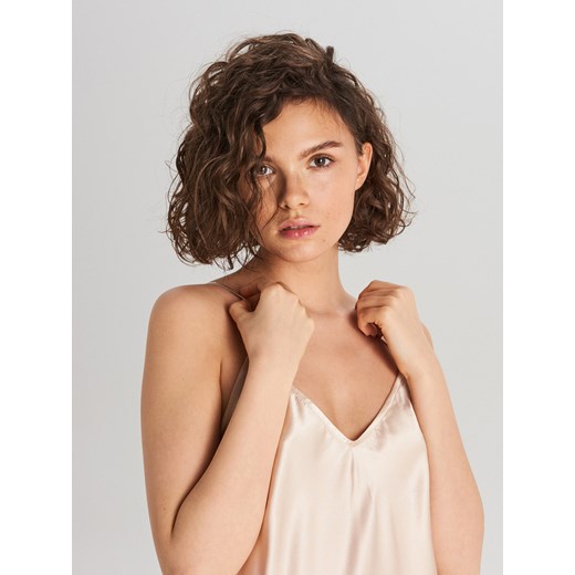 Cropp - Satynowa sukienka w bieliźnianym stylu - beżowy Cropp XS okazja Cropp