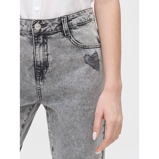Cropp - Jeansy boyfriend z przetarciami - jasny szary Cropp 42 promocyjna cena Cropp