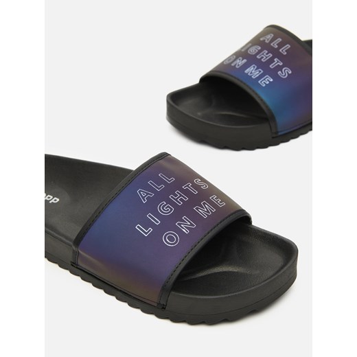 Cropp - Klapki z efektem reflective - wielobarwny Cropp 38 okazyjna cena Cropp