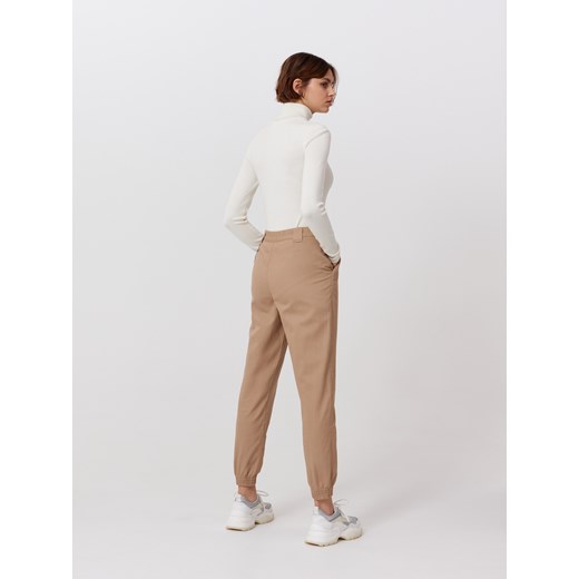 Cropp - Joggery high waist z łańcuchem - beżowy Cropp 40 wyprzedaż Cropp