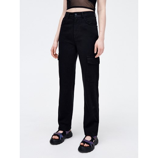 Cropp - Jeansy straight z kieszeniami cargo - czarny Cropp 40 okazyjna cena Cropp