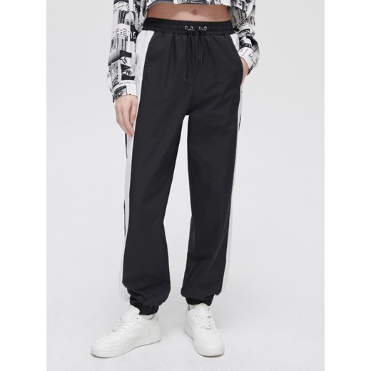 Cropp - Dresowe joggery z lampasem - czarny Cropp 36 okazja Cropp