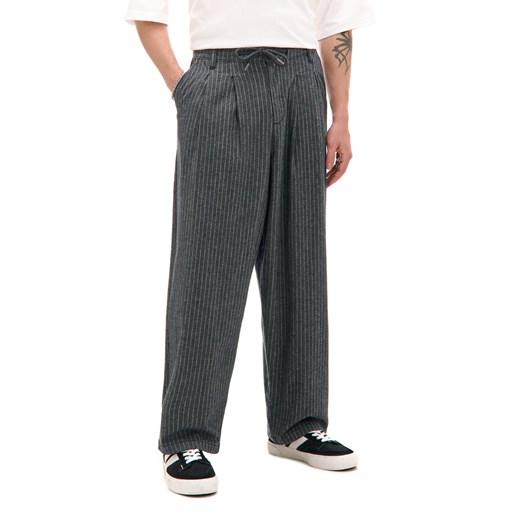Cropp - Spodnie tailoring - szary ze sklepu Cropp w kategorii Spodnie męskie - zdjęcie 175854726