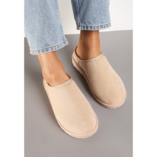 Beżowe kapcie damskie Born2be 