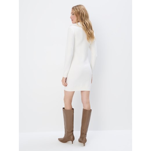 Sukienka biała Mohito z długim rękawem z dekoltem w serek 