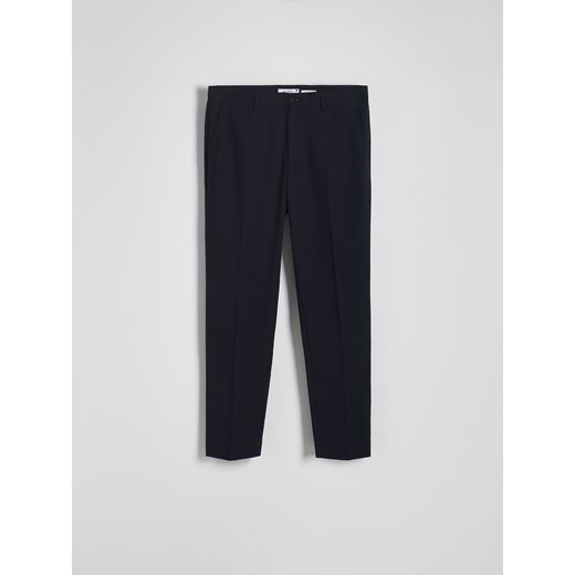Reserved - Spodnie chino slim z kantem - granatowy Reserved 32 Reserved