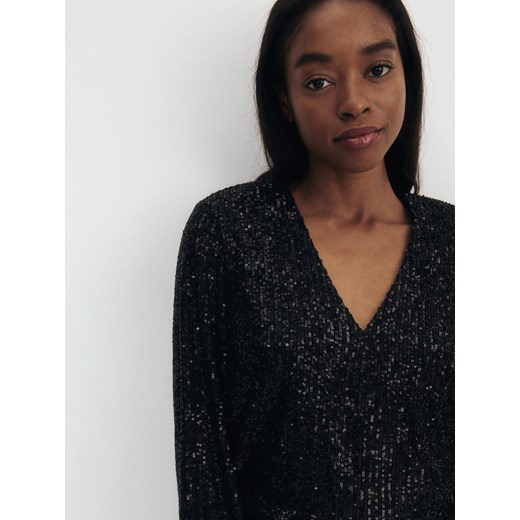 Sukienka Reserved mini z dekoltem w serek w cekiny z długimi rękawami