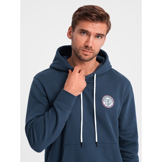 Męska dresowa bluza kangurka z kapturem i naszywką w stylu college – granatowa V2 OM-SSNZ-0144 ze sklepu ombre w kategorii Bluzy męskie - zdjęcie 176237898