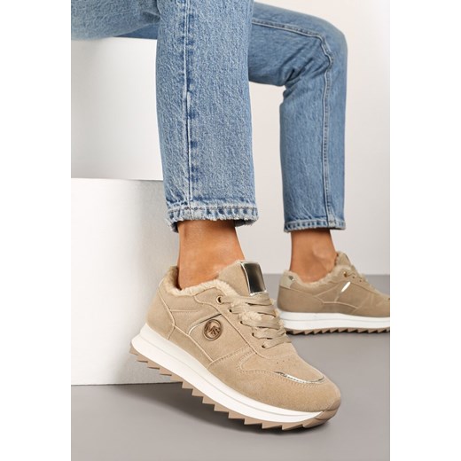 Ciemnobeżowe Płaskie Sznurowane Sneakersy Ocieplane Ozdobione Metalicznymi Aplikacjami Cyrirra ze sklepu born2be.pl w kategorii Buty sportowe damskie - zdjęcie 176258777