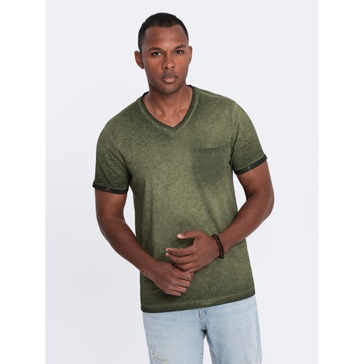 Męski t-shirt V-neck o pręgowanej strukturze z kieszonką – oliwkowy V9 M ombre