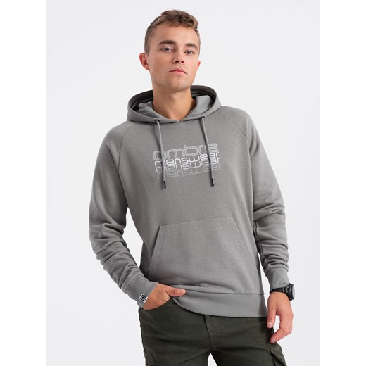Męska bluza nierozpinana z kapturem i nadrukiem - szara V2 OM-SSPS-0153 ze sklepu ombre w kategorii Bluzy męskie - zdjęcie 176299736