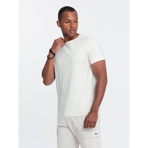 Męska bawełniana koszulka z delikatnym haftem – kremowa V2 OM-TSCT-0170 ze sklepu ombre w kategorii T-shirty męskie - zdjęcie 176299909