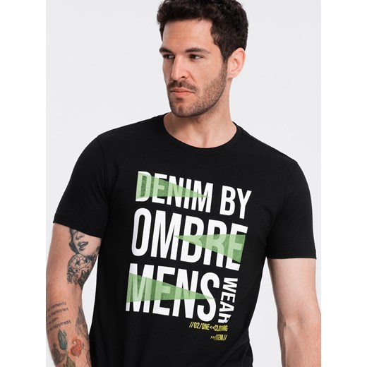 Męski bawełniany t-shirt z dużym napisem – czarny V2 OM-TSPT-0193 ze sklepu ombre w kategorii T-shirty męskie - zdjęcie 176301085