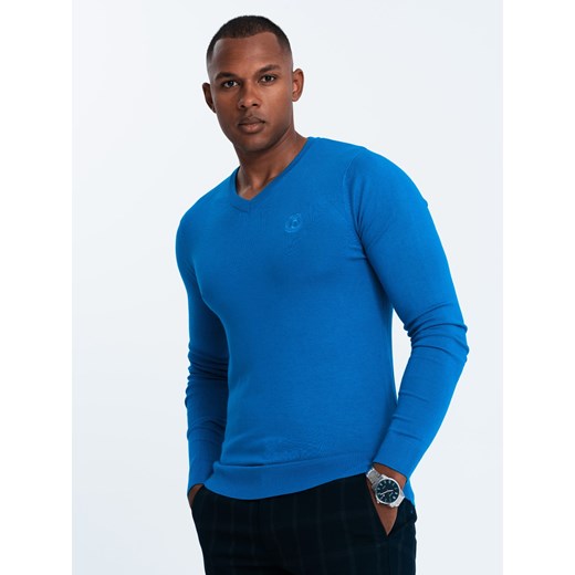 Elegancki sweter męski BASIC V-neck z wiskozą – niebieski V19 OM SWBS-0107 ze sklepu ombre w kategorii Swetry męskie - zdjęcie 176301109