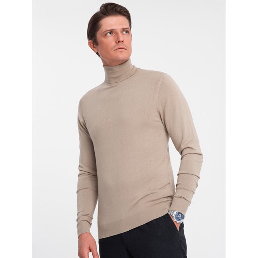 Dzianinowy męski dopasowany golf z wiskozą - beżowy V5 OM-SWTN-0101 ze sklepu ombre w kategorii Swetry męskie - zdjęcie 176307538