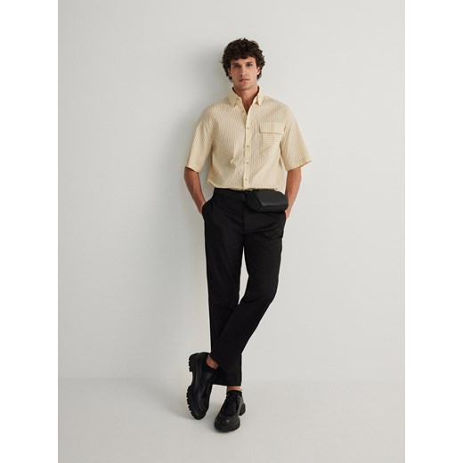 Reserved - Spodnie chino leisure fit - czarny Reserved 34 okazja Reserved