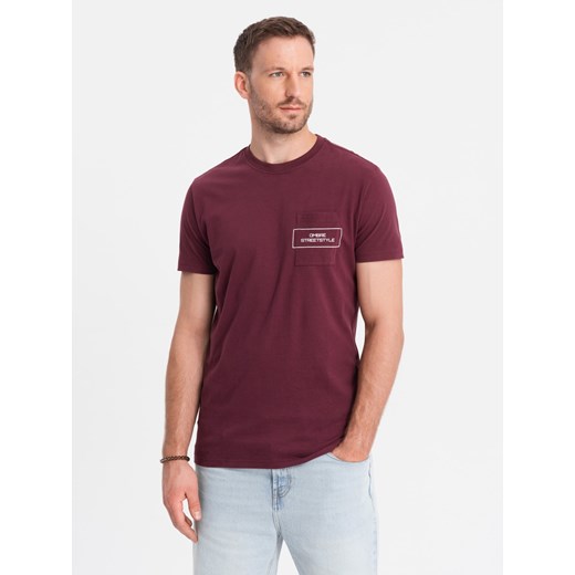 Męski t-shirt bawełniany z nadrukiem na kieszonce Ombre Streetstyle – bordowy V3 OM-TSCT-0108 ze sklepu ombre w kategorii T-shirty męskie - zdjęcie 176323017