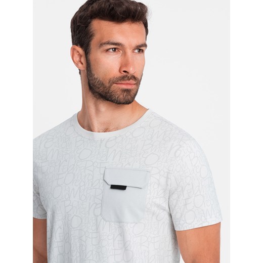 Bawełniany męski t-shirt z literowym printem i kieszonką – biało-szary V3 OM-TSFP-0188 ze sklepu ombre w kategorii T-shirty męskie - zdjęcie 176326558