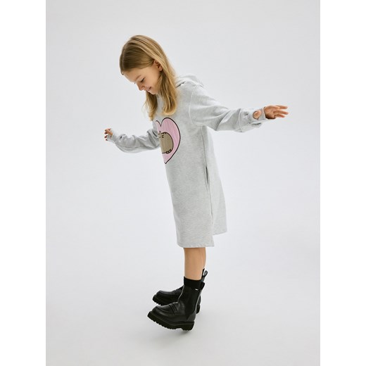 Reserved - Dresowa sukienka Pusheen - jasnoszary ze sklepu Reserved w kategorii Sukienki dziewczęce - zdjęcie 176367709