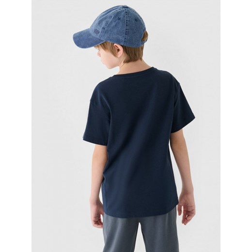 Chłopięcy t-shirt z nadrukiem 4F 4FJWMM00TTSHM2331 - granatowy ze sklepu Sportstylestory.com w kategorii T-shirty chłopięce - zdjęcie 176419378
