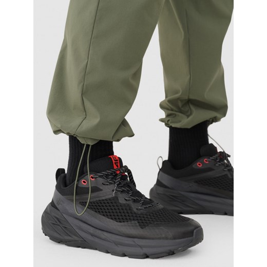 Męskie spodnie materiałowe cargo Outhorn OTHWAW24TTROM0893 - zielone Outhorn XL Sportstylestory.com