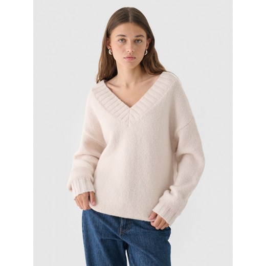 Damski sweter Outhorn OTHWAW24TSWEF113 - beżowy ze sklepu Sportstylestory.com w kategorii Swetry damskie - zdjęcie 176421637