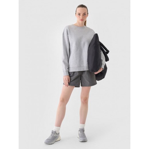 Damska bluza nierozpinana bez kaptura Outhorn OTHWAW24TSWSF1682 - szara ze sklepu Sportstylestory.com w kategorii Bluzy damskie - zdjęcie 176421657