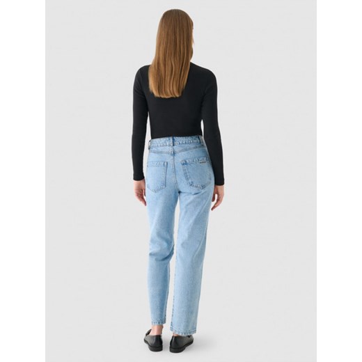 Damskie jeansy straight z prostymi nogawkami  Outhorn OTHWAW24TJNSF003 - niebieskie ze sklepu Sportstylestory.com w kategorii Spodnie damskie - zdjęcie 176421715