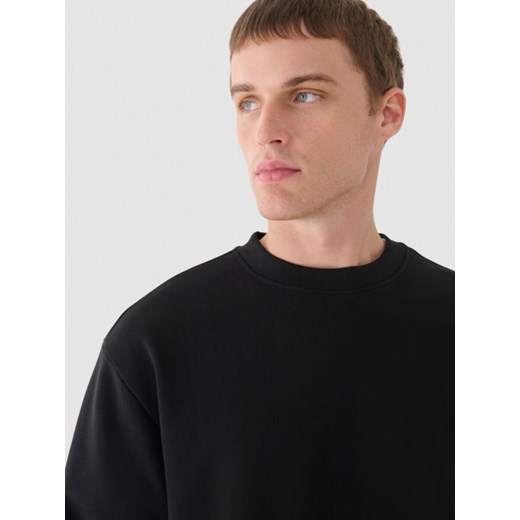 Męska bluza dresowa nierozpinana bez kaptura Outhorn OTHWAW24TSWSM1694 - czarna ze sklepu Sportstylestory.com w kategorii Bluzy męskie - zdjęcie 176421988