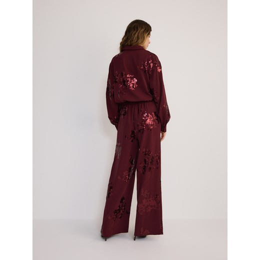 Reserved - Luźne spodnie z cekinowymi aplikacjami - burgundowy Reserved S Reserved