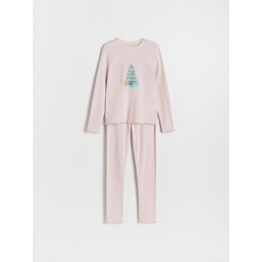 Reserved - Świąteczna piżama z nadrukiem - pastelowy róż - id: 621CM-03X - marki Reserved - 176437636 Reserved - Świąteczna piżama z nadrukiem - pastelowy róż ze sklepu Reserved w kategorii Piżamy dziecięce - zdjęcie 176437636