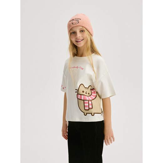 Reserved - T-shirt z aplikacją Pusheen - złamana biel - id: 762BF-01X - marki Reserved - 176439416 Reserved - T-shirt z aplikacją Pusheen - złamana biel ze sklepu Reserved w kategorii Bluzki dziewczęce - zdjęcie 176439416