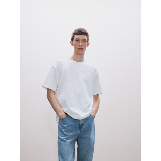 Reserved - Strukturalny t-shirt relaxed fit - złamana biel ze sklepu Reserved w kategorii T-shirty męskie - zdjęcie 176442495
