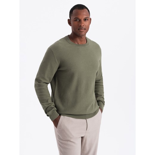 Sweter męski RELAXED FIT z dzianiny o splocie diamentowym – oliwkowy V4 OM-SWSW-0110 ze sklepu ombre w kategorii Swetry męskie - zdjęcie 176444256