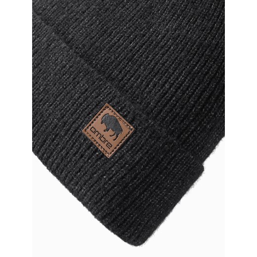 Dzianinowa męska czapka beanie z naszywką – czarny melanż V1 OM-ACWH-0123 uniwersalny wyprzedaż ombre