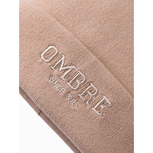 Czapka męska dzianinowa beanie z haftowanym napisem – piaskowa V6 OM-ACWH-0120 uniwersalny wyprzedaż ombre