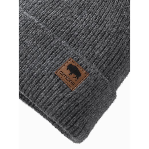 Męska dzianinowa czapka beanie z naszywką – szary melanż V2 OM-ACWH-0123 uniwersalny wyprzedaż ombre