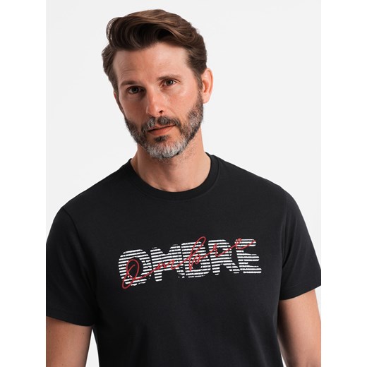 Męski bawełniany t-shirt z podwójnym printowanym logotypem – czarny V2 OM-TSPT-0211 ze sklepu ombre w kategorii T-shirty męskie - zdjęcie 176444888