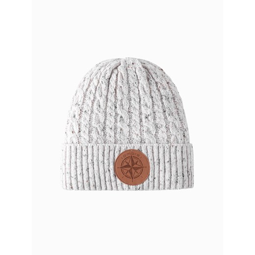 Czapka beanie męska z okrągłą tłoczoną naszywką – złamana biel V3 OM-ACWH-0121 uniwersalny okazja ombre