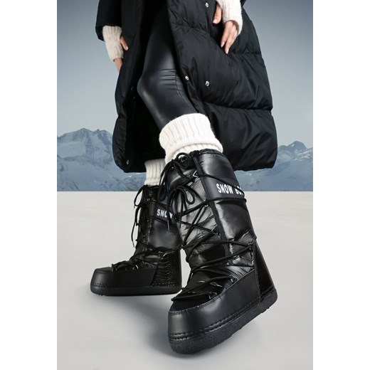 Czarne Ocieplane Śniegowce na Płaskiej Grubej Podeszwie ze Ściąganą Cholewką i Wiązaniem Heatua ze sklepu born2be.pl w kategorii Śniegowce damskie - zdjęcie 176471586